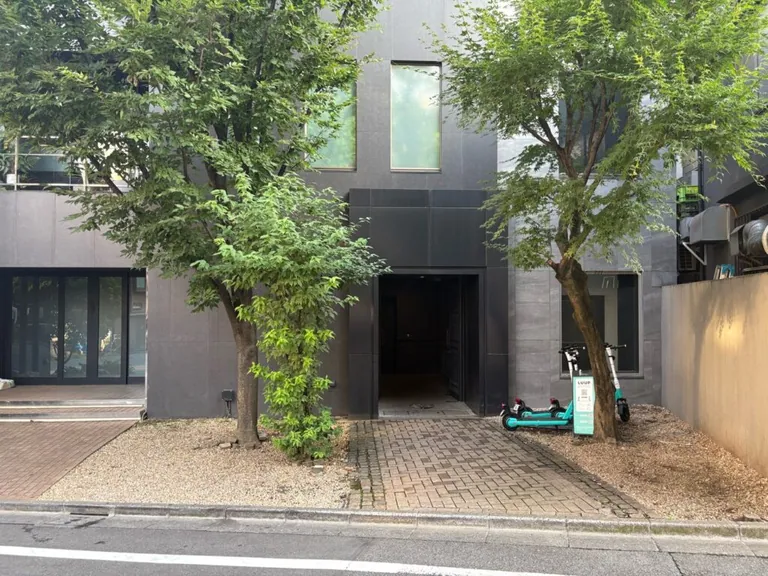 エル （L）の店内