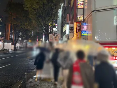 マカロンへの道順 6／8：右手一つ目路地を越えて直進します。