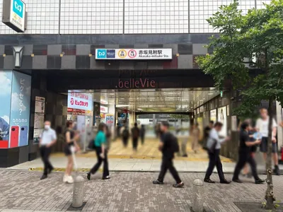 B4 （ビーフォー）への道順 1／4：各線「赤坂見附駅」10番出口を出ます。