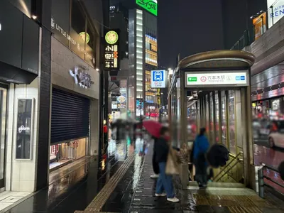 ジュリエッタへの道順 2／8：道路を右手に直進します。