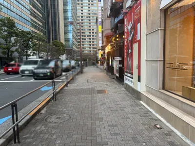 スマイルへの道順 3／5：横断歩道を渡ったら左へ進みます。