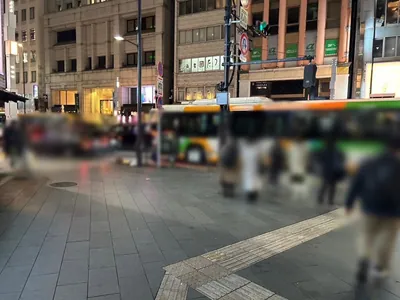 ブルジュへの道順 3／7：交差点に出たら横断歩道を渡らずに左折します。