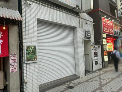 ビビへの道順 3／3：少し進むと左手に門前仲町ビビの入る「佐藤ビル」があります。