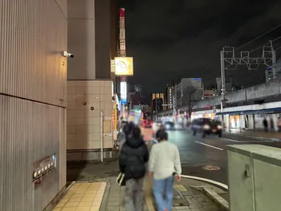 プレグナントへの道順 10／15：一つ目の左手路地を越えて直進します。