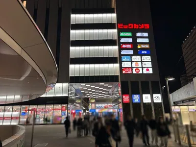 グランヴァレへの道順 4／17：ビルの下を抜けて直進します。