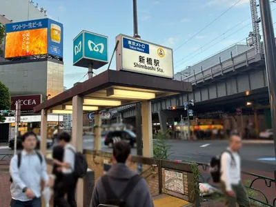 ピースへの道順 1／9：銀座線「新橋駅」5番出口を出ます。