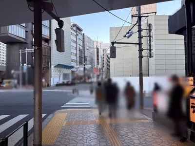 パピヨンへの道順 4／8：二つ目の横断歩道を渡って右折します。