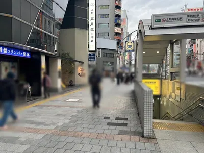 ボンドへの道順 2／4：出口を右手に直進します。
