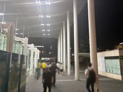 モンスーンへの道順 2／8：駅を背にして直進します。