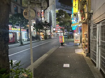 アムールへの道順 6／8：右手の一つ目の路地を右折します。
