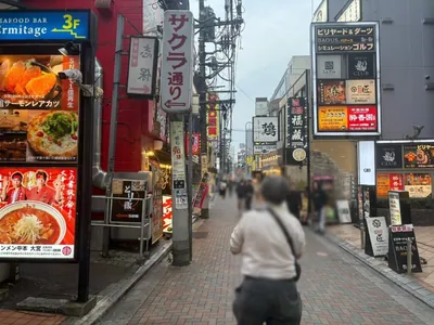 レインへの道順 7／11：左手二つ目路地も超えて直進をします。