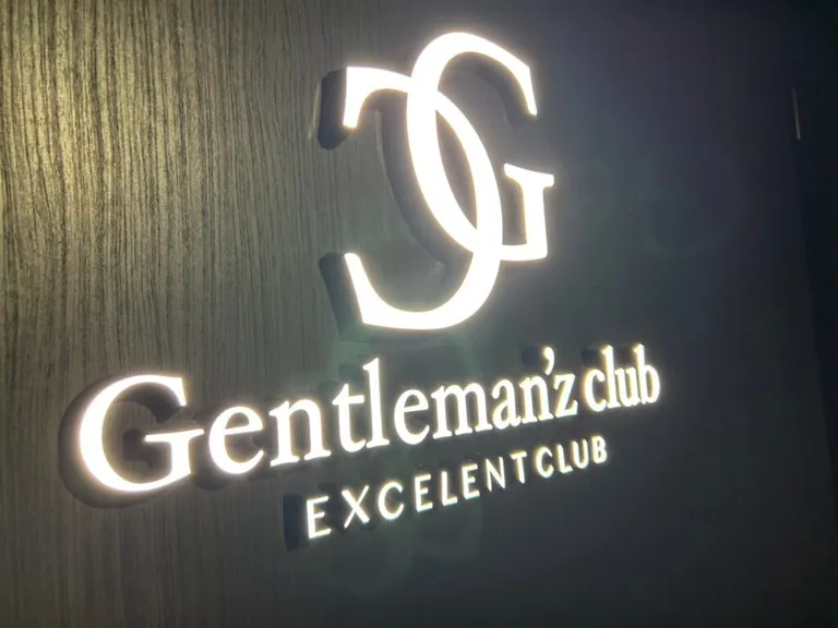 ジェントルマンズクラブ （Gentleman’s club）の店内