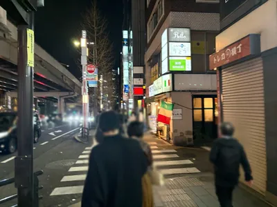 ルパンへの道順 3／7：右手の路地を越えて直進します。