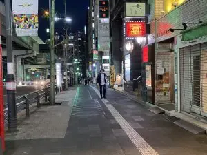 サロンコードへの道順 3／4：路地を越えて直進します。
