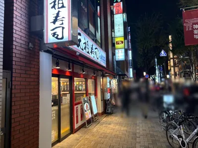 ロッタへの道順 8／8：少し進むと左手に神楽坂ロッタの入る「ニュージョウトウヤビル」があります。