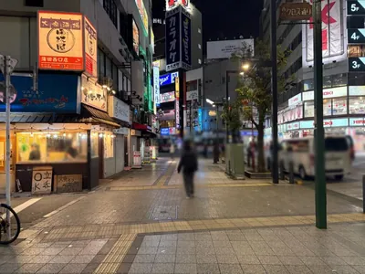 イエローラブへの道順 5／8：一つ目の左手路地を越えて直進します。