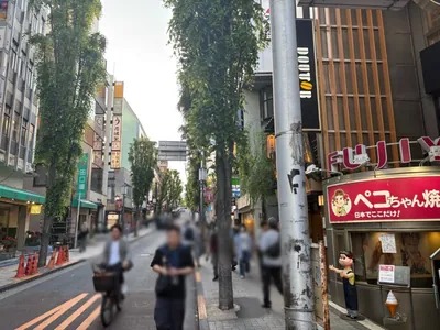 庭園への道順 2／12：駅を背中にして右へ歩きます。