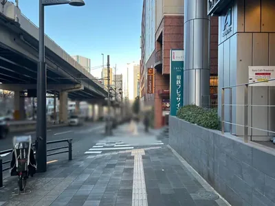 リオへの道順 3／5：右手の二つ目の路地を右折します。