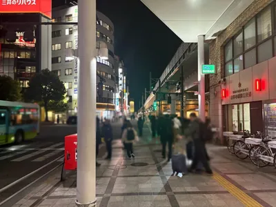吉祥寺　レオンへの道順 2／8：駅を背にし、右手へ進みます。