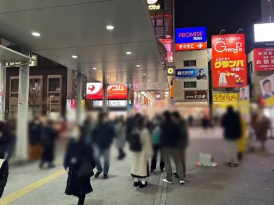 アトリエへの道順 2／6：目の前に「中野サンモール商店街」というモールがあるのでそこに入ります。
