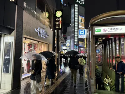 ズーへの道順 2／8：出口を右手にして交差点方面へ直進します。