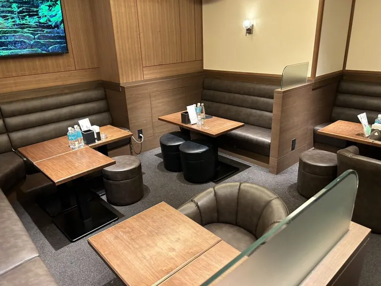 月の庭 （ツキノニワ）の店内