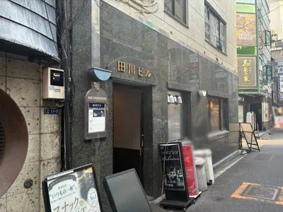 カラットへの道順 5／5：少し進むと左手に新橋カラットの入る「田川ビル」があります。