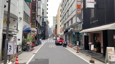 レーヴルへの道順 9／9：十字路に出る手前の右手に銀座レーヴルの入る「第23ポールスタービル」が出てきます。