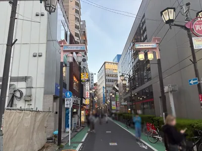 TNC （ティーエヌシー）への道順 4／5：左手路地を左折し、ファミリーロードを進みます。