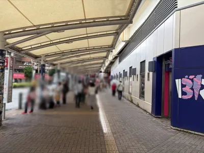 ラトゥールへの道順 2／6：駅を背にして右手に進みます。