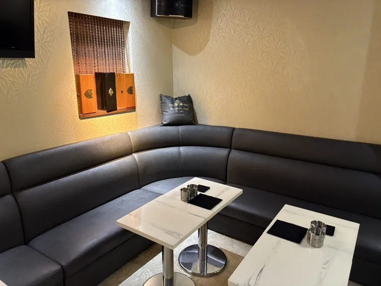 マンダリンクラブ昼の店内