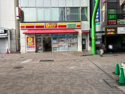 アジトへの道順 5／8：突き当りの右手路地を右折します。