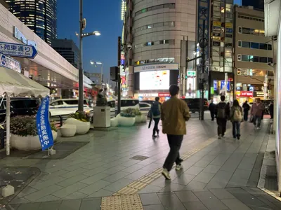 コエダへの道順 3／5：「六本木」の交差点に出たら横断歩道を渡らずに右折します。