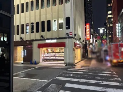 竹川 （チクセン）への道順 10／10：左手の一つ目の路地を左折します。角に見えている白いビルが銀座竹川の入る「ニューコンパルビル」です。