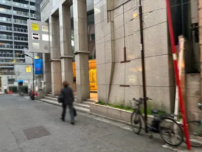 チックへの道順 6／6：突き当りの手前の右手のビルに六本木チックの入る「三経41ビル」があります。