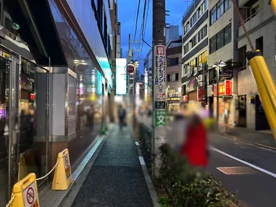 ユラリへの道順 5／7：右手三つ目の路地を横断歩道を渡って右折します。