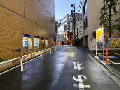 ノヴァへの道順 3／4：右手の一つ目の路地を右折します。