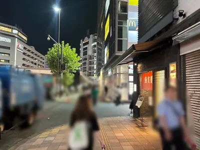 蓮 （レン）への道順 5／10：一つ目の右手路地を右折します。
