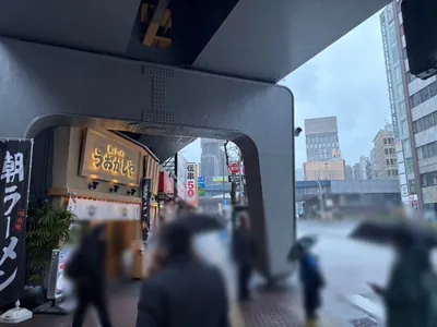 リカリカへの道順 4／9：渡ったら直進します。