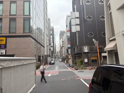 叡 （エイ）への道順 7／8：直進をすると十字路に出るのでそのまま越えて直進します。