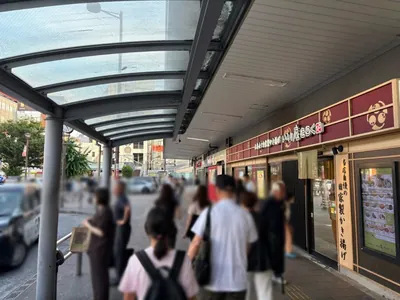 ゴールドへの道順 2／5：駅を背にして右に進みます。