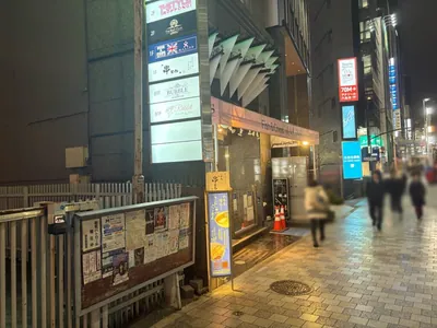 イレブンナインへの道順 4／4：少し進むと左手に六本木イレブンナインの入る「パワーハウス六本木」があります。