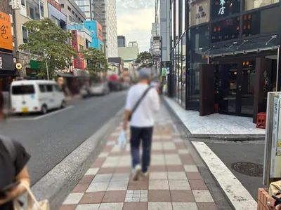 カラット宴への道順 8／11：右手一つ目の路地を越えて直進します。