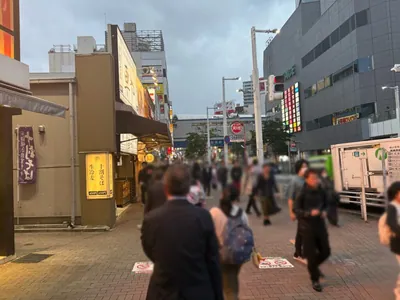 ドンフィンへの道順 4／6：一つ目の左手路地を越えて直進をします。