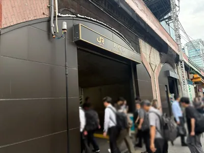 B4 （ビーフォー）への道順 1／5：「新橋駅」烏森口を出ます。