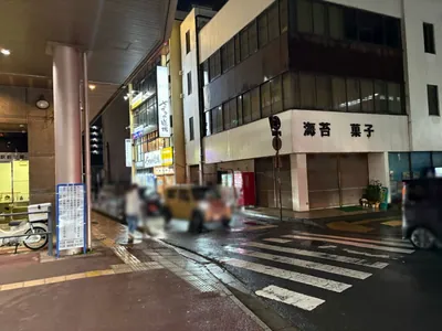 五井　ラットへの道順 3／8：横断歩道に出たら左手路地を進みます。