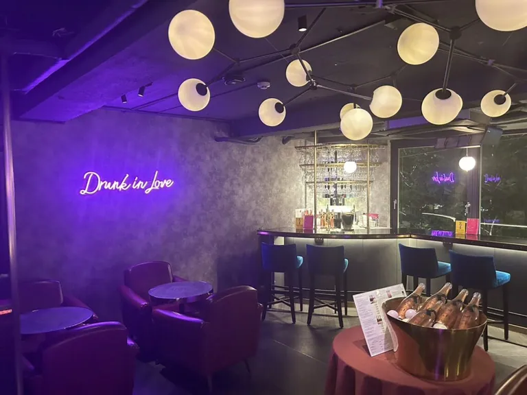 B4 （ビーフォー）の店内