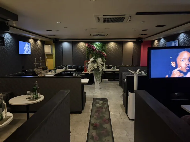 クレヨンの店内