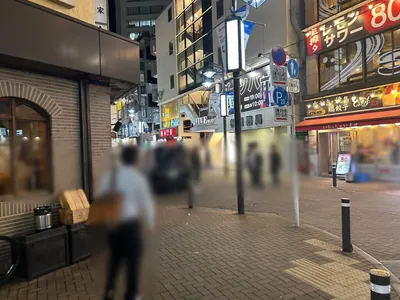 ハロへの道順 6／8：左手二つ目の路地を左折します。