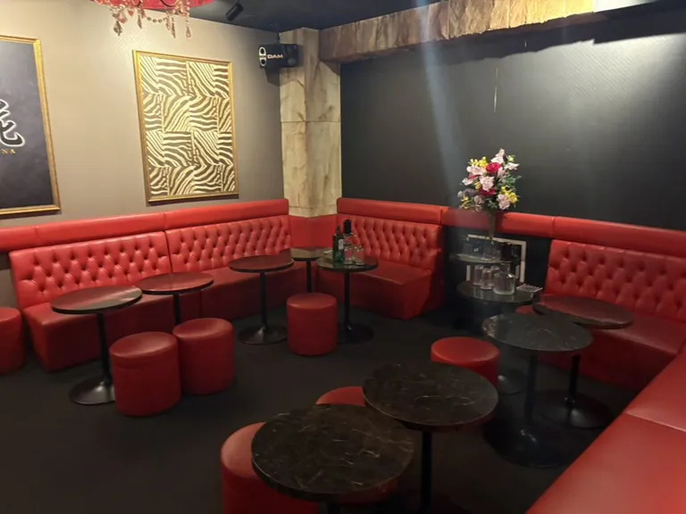 花 （ハナ）の店内